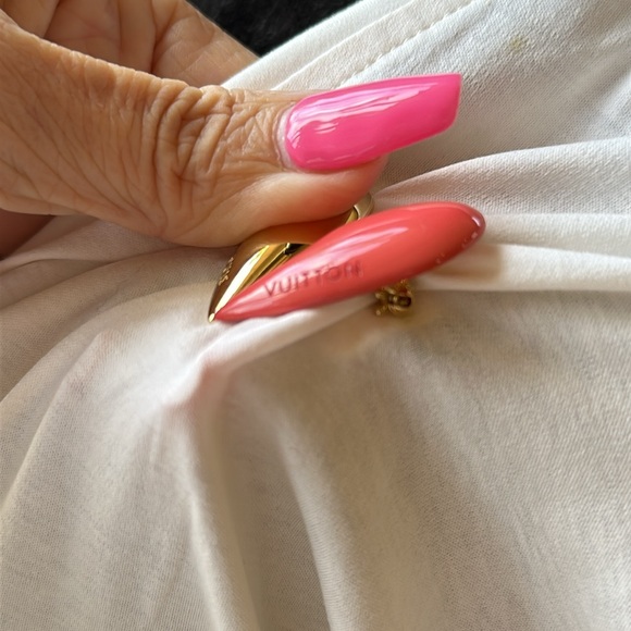 NWOT LOUIS VUITTON CREAM COLORED TOP W/ LV HEART SHAPED PIN SIZE SM.  FABULOUS! - Picture 4 of 12